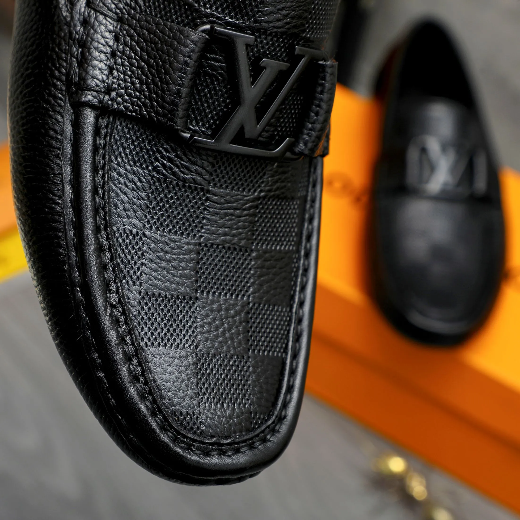 Men's shoes 💰p420 Product trademark: LV (Louis Vuitton) casual slip-on men's shoes Regular size: 38-44 Product material: Selected pebbled checkered cowhide upper, sheepskin lining, rubber outsole
